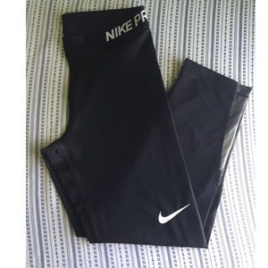 NWOT Nike Cropped Leggings